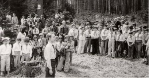 Zástupce dětí a pionýrů informuje dne 5. 5. 1976 u Stříbrné studánky na Źákově hoře v Cikháji Ing. B. Chňoupka a okresní představitele o počtu vyčistěných studánek a vysázených keřů a stromků