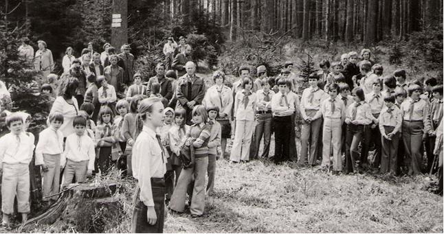 Děti na Žákově hoře u Stříbrné studánky při hlášení počtu vyčistěných studánek a výsadbě stromků v roce 1976