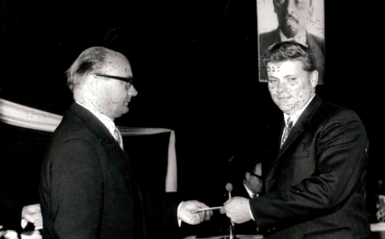 Rudolf Hegenbart přebírá v roce 1969 Diplom o ukončení vysoké školy politické od rektora školy prof. M. Hýbla