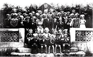 školní třída v Cikháji pod vedením řídícího učitele Oldřicha Bartoše