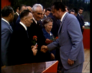 Josef Vajs mladší, vpravo jeho sestra Marie Beránková v roce 1975 v Cikháji při převzetí ocenění za odbojovou činnost. Uprostřed Rudolf Kichner, občan Světnova.