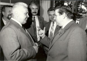 brno R. Hegenbart v rozhovoru s generálním ředitelem Žďárských strojíren o nových tvářecích strojích na veletrhu v Brně v roce 1987, vpravo rektor VUT Brno