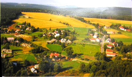 Pohled na obec pořízený v roce 1992 při letu rogalem