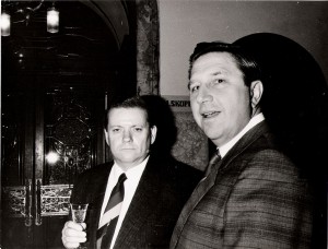 Vlevo R. Hegenbart, vpravo gen. Lorenc při setkání ze západními velvyslanci v Praze, které organizovala Vysoká škola ekonomická