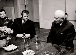Vpravo president republiky Ludvík Svoboda, vlevo R. Hegenbart, zcela vlevo náčelník vojenské kanceláře presidenta republiky