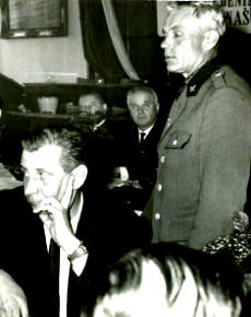 Hajný, bývalý partyzán Adolf Haman, při vyprávění svých prožitků ve 2. světové válce na okresním aktivu ve Žďáře nad Sázavou. Zcela v předu Josef Kocián aktivní člen brigády M. J. Hus, vpravo Jan Vejmělek velitel civilního partyzánského oddílu brigády M. J. Hus ve Žďáře nad Sázavou, zcela vpravo Josef Voráč bývalý předseda ONV Žďárského okresu.