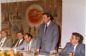 Rudolf Hegenbart (druhý zleva) na setkání vedení Ministerstva vnitra ČSSR v listopadu 1989. Třetí zpraba ministr František Kincl, hovoří náměstek ministra generál A.Lorenc.