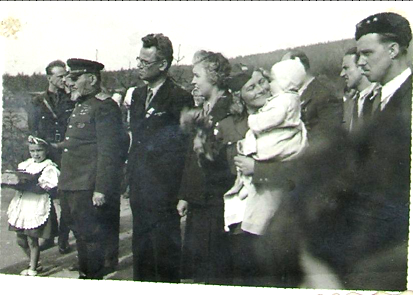 Generál Kovpak při projevu k občanům Cikháje spolu se svým doprovodem a dcerkami vězněné Marie Beránkové, dcery Josefa Vajse, kterému německá vojska vypálila domek