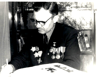 Nikolaj Melničuk při podpisu fotografií v Cikháji v roce 1975