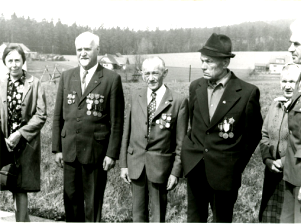 Karel Němec, druhý zleva, spolu s dalšími, kteří se zúčastnili setkání partyzánských skupin v Cikháji v roce 1975 - zcela vlevo Růžena Doležalová ze Škrdlovic, vpravo od Karla Němce Josef Roučka, Adolf Haman a Marie Ptáčková všichni z Cikháje
