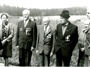 Karel Němec, druhý zleva, spolu s dalšími, kteří se zúčastnili setkání partyzánských skupin v Cikháji v roce 1975 - zcela vlevo Růžena Doležalová ze Škrdlovic, vpravo od Karla Němce Josef Roučka, Adolf Haman a Marie Ptáčková všichni z Cikháje